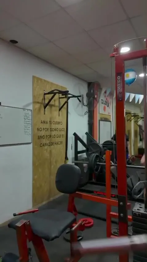 Zona de pesas en Qubox Gym, Malargüe