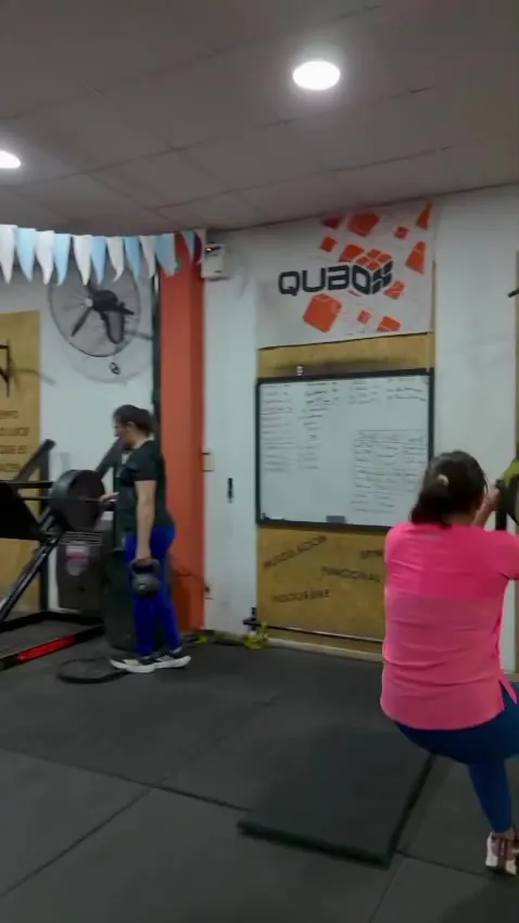 Personas entrenando en Qubox Gym, Malargüe