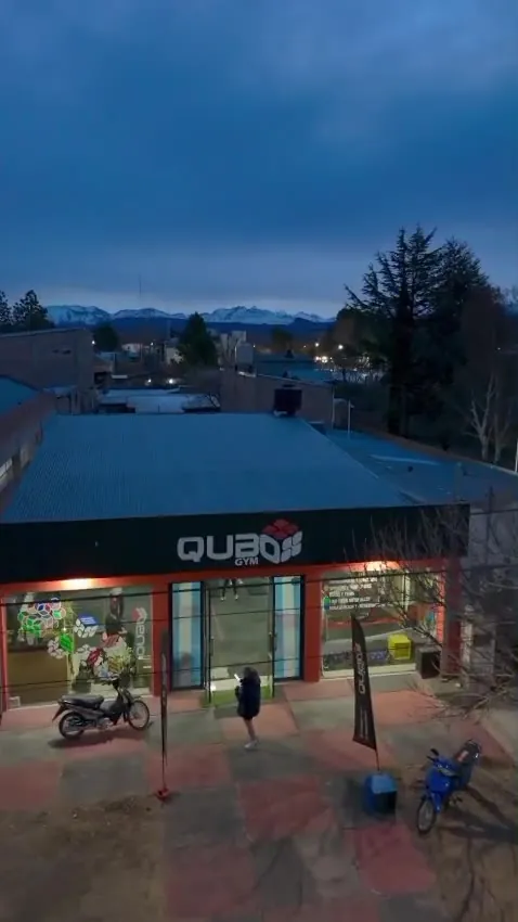 Frente de Qubox de noche en Qubox Gym, Malargüe